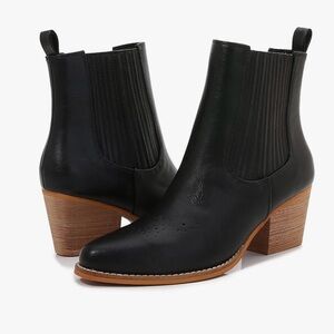 Love the Journey Stacked Heel Chelsea Boot in‎ Black